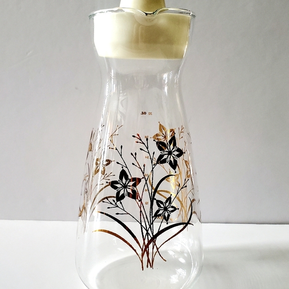 VTG PYREX Juice Pitcher Milk Carafe Glass Server Floral Leafy Gold Overlay Tall - Picture 2 of 14